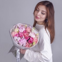 yarkij buket s pionami i kustovoj rozoj 4